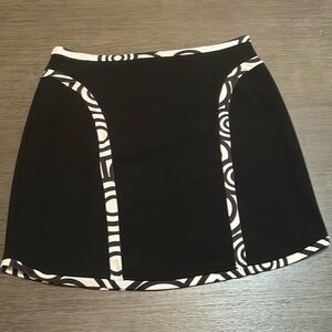 Short black and white skirt